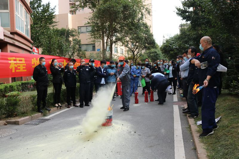 公司举办消防培训演练  为小区安全保驾护航