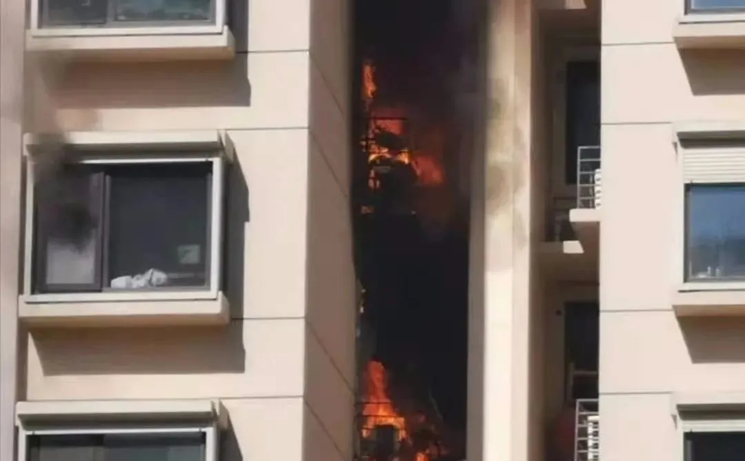 业主们一定要看看，清理楼道杂物已经刻不容缓