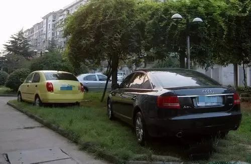 业主乱停车，物业公司删除其小区进出口闸道自