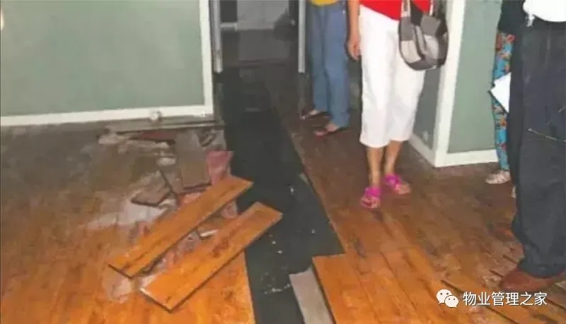 亲爱的业主，堵塞排水管道造成的损失，你和楼